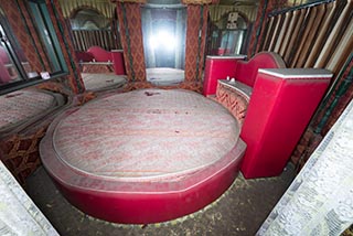 Circular bed in Car Hotel Mangetsu