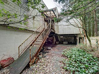 Rear exit of parking garage of Hotel Bluebird