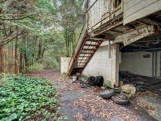 Rear exit of parking garage of Hotel Bluebird