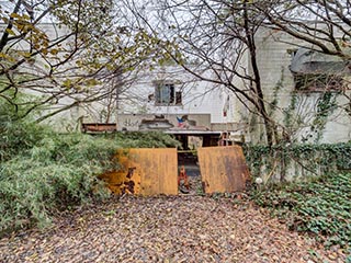 Entrance to Hotel Bluebird