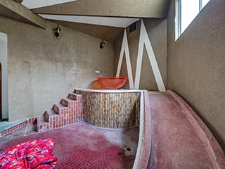 Bathroom with water slide in Hotel Gaia