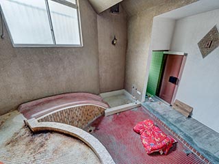 Bathroom with water slide in Hotel Gaia