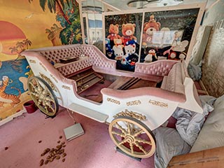 Carriage shaped bed in Hotel Gaia