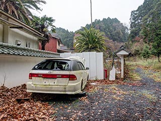 Abandoned car outside Hotel Gaia