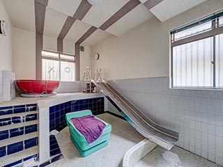 Bathroom with water slide in Hotel Gaia