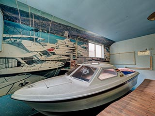 Boat bed in Hotel Gaia