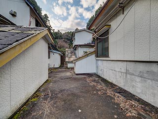 Alley between cottages at Hotel Gaia