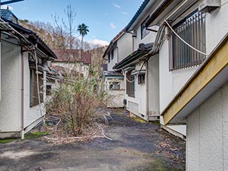 Alley between cottages at Hotel Gaia