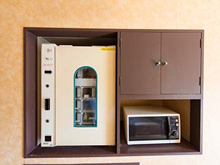 Abandoned Love Hotel Noa Guest Room Refrigerator and Microwave