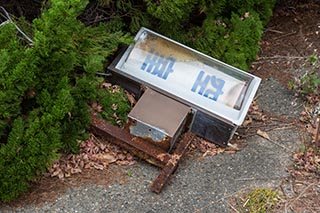 Vacancy sign lying in courtyard of Hotel Penguin Village