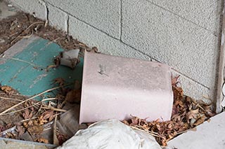 Rubbish bin lying in carport at Hotel Penguin Village