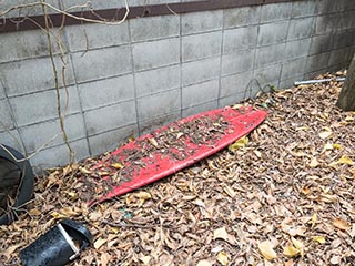 Old surfboard at Hotel Penguin Village