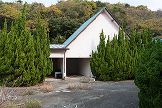 Cottage and carports at Hotel Penguin Village