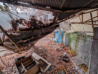 Collapsing roof