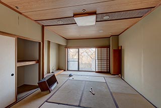 Abandoned Hotel Suzukigaike Guest Room