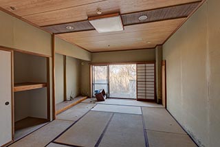 Abandoned Hotel Suzukigaike Guest Room