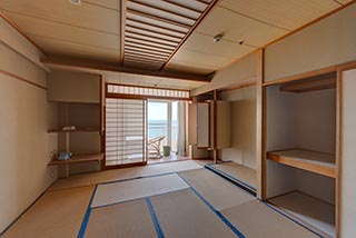 Abandoned Hotel Suzukigaike Guest Room