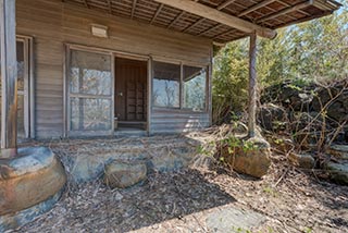 Abandoned Hotel Suzukigaike Dry Outdoor Bath