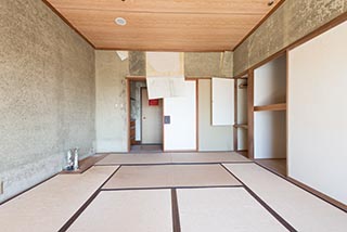 Abandoned Hotel Suzukigaike Guest Room