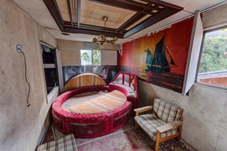 Guest room in Hotel Skylove, with round bed