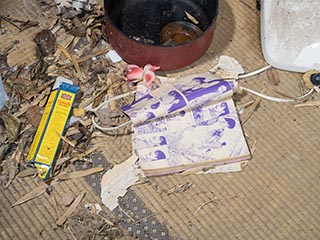 Manga on floor in Motel Akatsuki