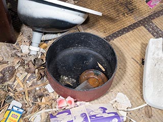 Debris on floor in Motel Akatsuki