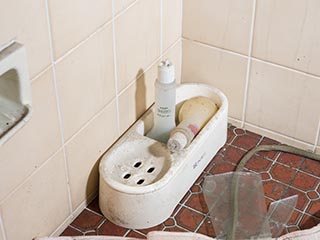 Shampoo and conditioner bottles in bathroom in Motel Akatsuki