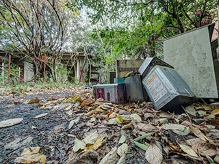 Garbage in forecourt of Motel Akatsuki