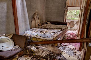 Filthy decaying guest room in Motel Akatsuki