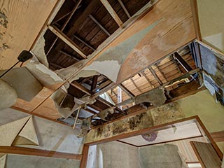 Decaying ceiling in Motel Akatsuki