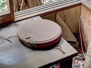 Dusty tray on table in Motel Akatsuki