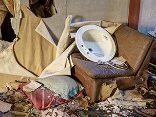 Debris in guest room in Motel Akatsuki