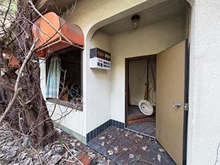 Entrance to guest room of Motel Akatsuki