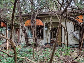 Exterior view of guest rooms at Motel Akatsuki