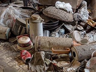 Garbage on kitchen floor in Motel Akatsuki