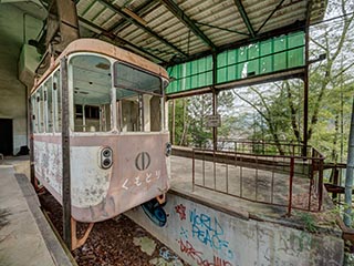 Cable car at Kawano Station platform