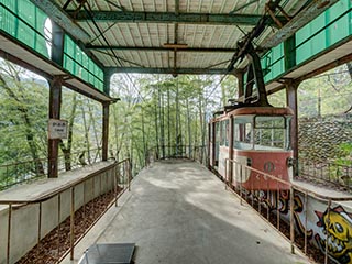 Platforms and cable car at Kawano Station