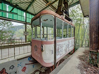 Cable car at Kawano Station platform