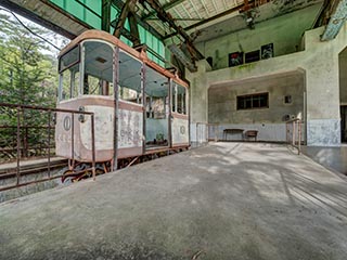 Platforms and cable car at Kawano Station