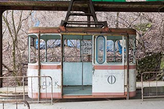 Cable car at Mitosanguchi Station platform