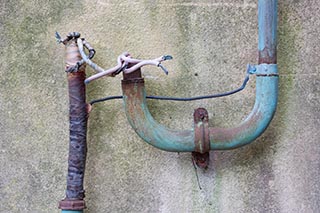 Broken wires on wall of Mitosanguchi Station