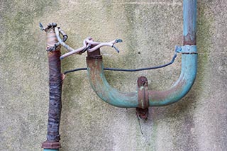 Broken wires on wall of Mitosanguchi Station