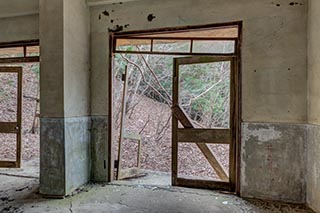 Broken doors of Mitosanguchi Station