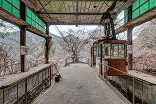 Platforms and cable car at Mitosanguchi Station