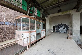 Platforms and cable car at Mitosanguchi Station