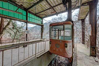 Platforms and cable car at Mitosanguchi Station