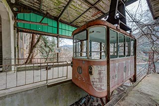 Cable car at Mitosanguchi Station platform