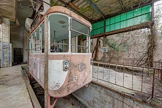 Cable car at Mitosanguchi Station platform