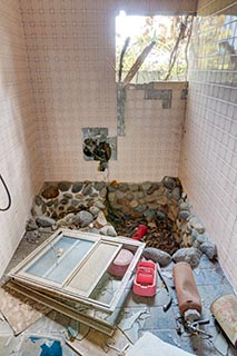 Abandoned Love Hotel Don Quixote Bathroom