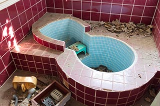 Abandoned Love Hotel Don Quixote Bath